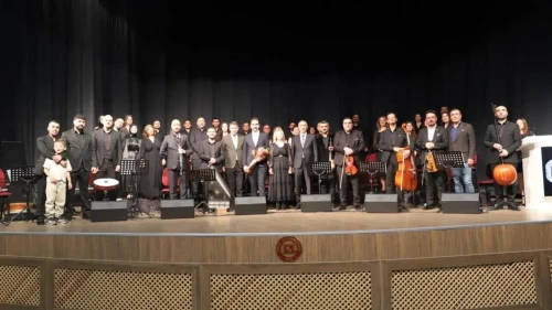 Fü’de akademisyenler korosu sergilendi: Fırat üniversitesi akademisyenleri tarafından verilen "kültür ahengi" konseri büyük beğeni topladı