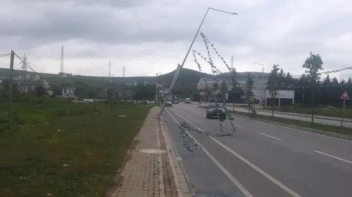 Kocaeli'de devrilmek üzereki elektrik direği araç trafiğini tehdit ediyor