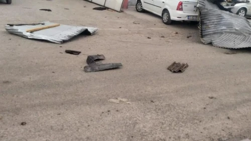 Kars'ta şiddetli rüzgar: Iş yerlerinin çatısı uçtu
