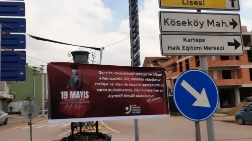 CHP Kartepe Gençlik Kolları, 19 Mayıs coşkusunu Atatürk'ün hitabesiyle sokaklara taşıdı