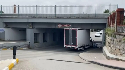 İstanbul'da şiddetli yağışlar sel felaketine yol açtı! Yetkililerden mahsur kalmamak için dikkatli olmaları konusunda uyarı