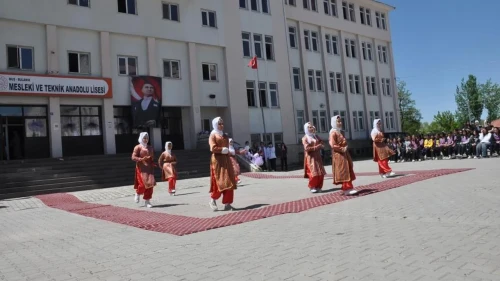 Bulanık Kız Mesleki ve Teknik Anadolu Lisesi'nden yılsonu etkinliği: Öğrenciler yeteneklerini sergiledi!
