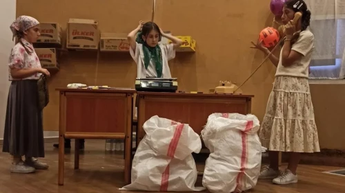 Sarıgöl'de otaokul öğrencilerinden büyüleyici tiyatro performansı: 'Kahraman bakkal süpermarketlere karşı'