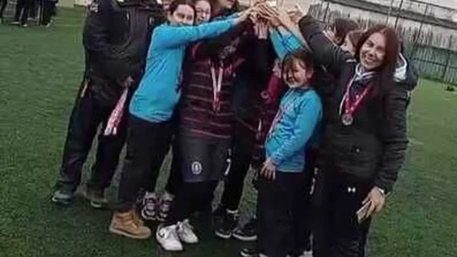 Derince Çınarlı Ortaokulu'nun Küçük Kızlar Hokey Takımı, namağlup şampiyon oldu! Başarı sırları neler?