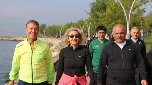 Körfez Belediyesi'nden sağlıklı yaşam adımı: Tütünçiftlik Sahili'nde yürüyüş düzenlendi