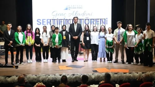 Kartepeli gençler İngilizce tiyatro oyunu sergiledi