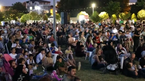 Kartepe Belediyesi açık hava sineması başladı