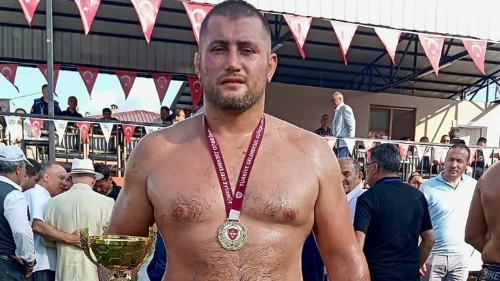 Başiskele güreşçisi Hamza Özkaradeniz başpehlivan oldu