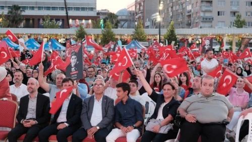 Kocaeli 15 Temmuz şehitleri için bayrak dağıttı