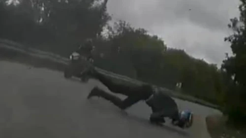 Asfalttaki yarık motosiklet sürücüsünü yaraladı