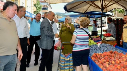 Başkan Söğüt pazarda esnafla sohbet etti