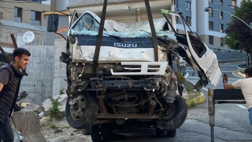 İzmit’te kamyonet bariyerlere çarptı