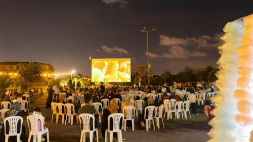 Kartepe'de aileler yaz akşamı film izledi