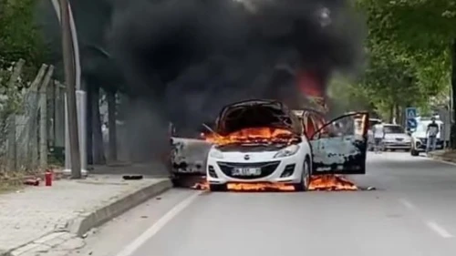 Derince’de otomobil yanarak hurdaya döndü