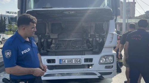 Kocaeli Gebze’de seyir halindeki tırda yangın çıktı
