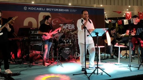 Zafer meşalesi Milli İrade Meydanı’nda yandı