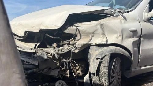 Gebze’de otomobil bariyerlere çarptı