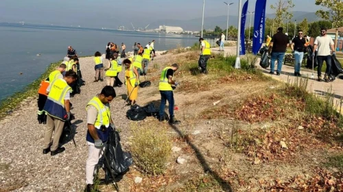 Körfez belediyesi sahilde 70 kilo atık topladı