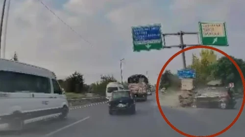 Gebze'de otomobil bariyerlere çarptı