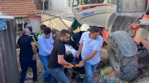 Kocaeli'de iş makinesi kontrolden çıktı, 4 yaralı