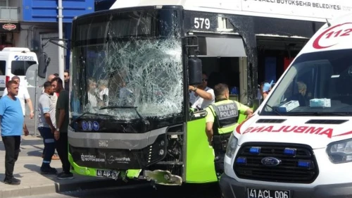 Kocaeli'de otobüs ile kamyonet çarpıştı, 6 yaralı