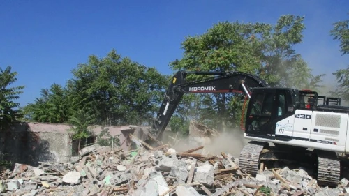 İzmit belediyesi metruk binaları yıktı