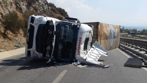 Yağ yüklü TIR devrildi trafik kapandı