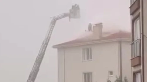 Kocaeli'de sağanak ev çatısını vurdu