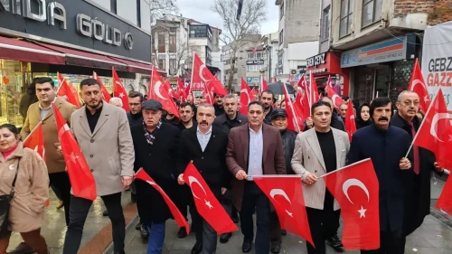 Gebze’de bayrağa saygı yürüyüşü yapıldı