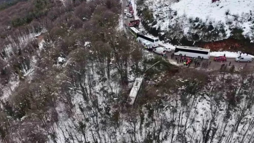 Kartepe’de otobüs şarampole yuvarlandı