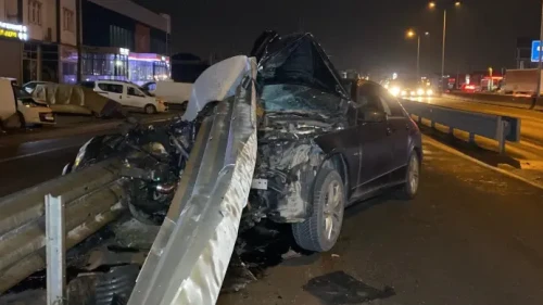 Kocaeli’de otomobil bariyere çarptı