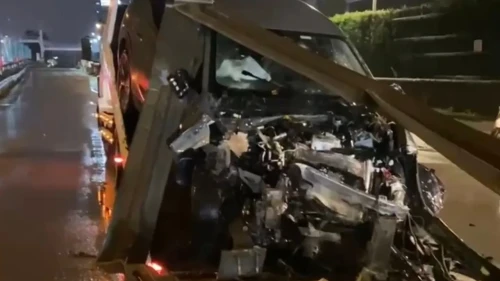 Kocaeli’de ters yönde giren araç bariyerleri biçti