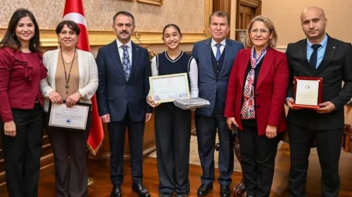 Kocaeli resim yarışması birincisi valiyi ziyaret etti