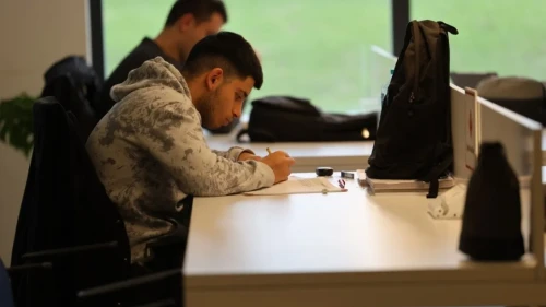 Kartepe Kütüphanesi gençlerle dolup taştı