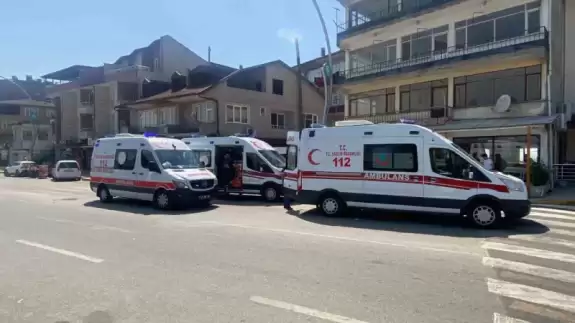 İzmit'te Eşine Şiddet Gösteren Adamı Dövenlerin İş Yerleri Basıldı, Sopalar Havada Uçuştu