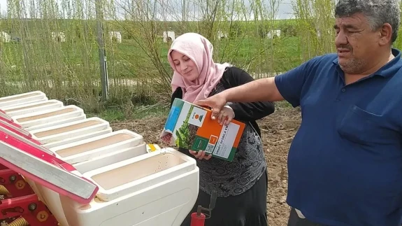Traktörün direksiyonuna geçen kadın çiftçi: Erkeklere taş çıkartıyor