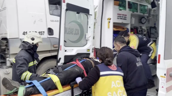 Kocaeli'de sirenler sustu: Hastayı taşıyan ambulans kaza yaptı, 2 kişi yaralandı