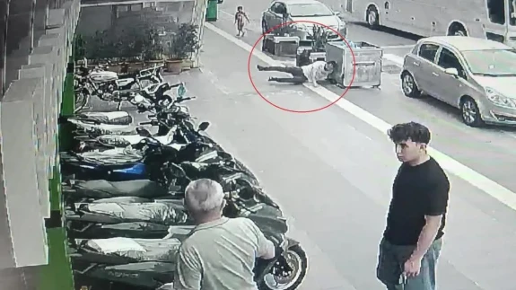 Kafasını Çöp Konteynerine Çarptı, KimAntalya'da alkollü şahsın başına çöp konteyneri çarptı, hastaneye gitmeyi reddettise Hastaneye Gitmeye İkna Edemedi