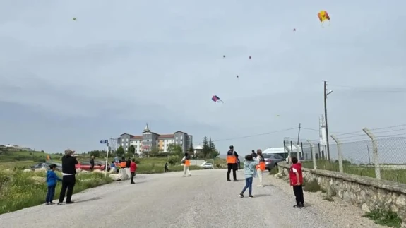AFAD gönüllüleri Çorum'da çocuklarla uçurtma şenliği düzenledi! Eğlence ve dayanışma bir arada