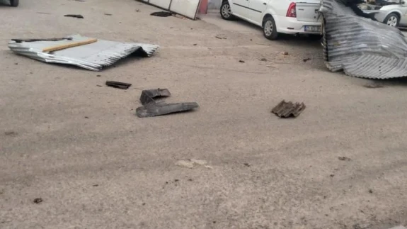 Kars'ta şiddetli rüzgar: Iş yerlerinin çatısı uçtu