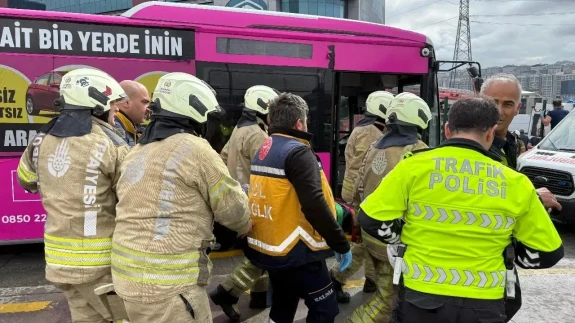 İstanbul'da metrobüs kazası: 1 ölü, 22 yaralı! Soruşturma başlatıldı