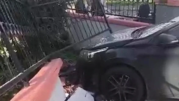 Dilovası'nda araç bahçe duvarına çarptı