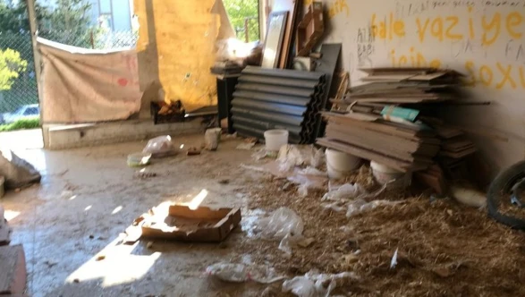 Körfez iş merkezi çürümeye devam ediyor