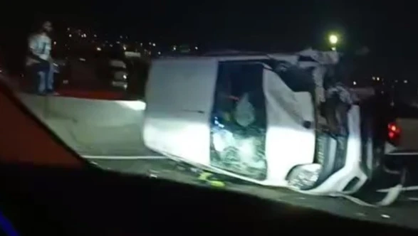 Kocaeli’de otomobile çarpan araç devrildi