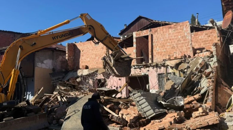 İzmit belediyesi kaçak yapı yıktı