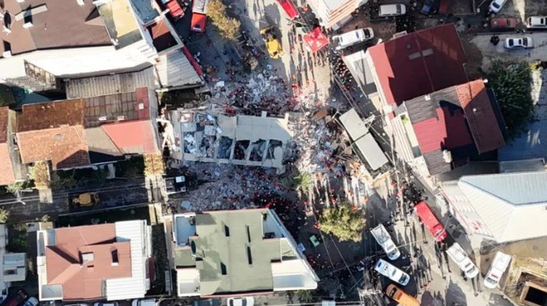 Gebze’de çöken bina enkazı görüntülendi