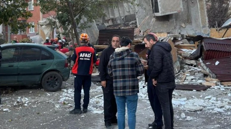 Gebze'de bina çöktü 7 kişi enkaz altında