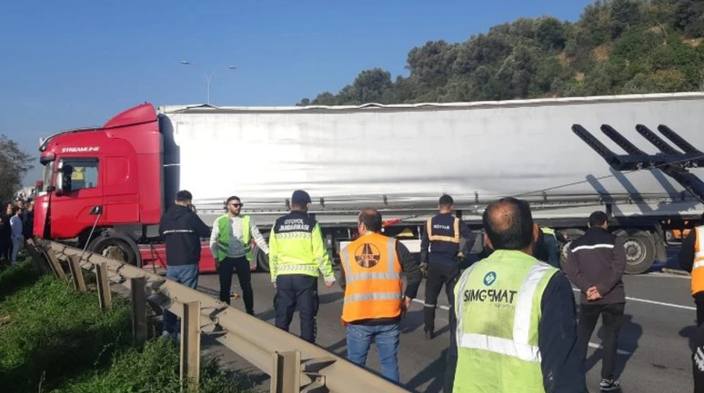 Kocaeli Tem otoyolunda tır karşı şeride geçti