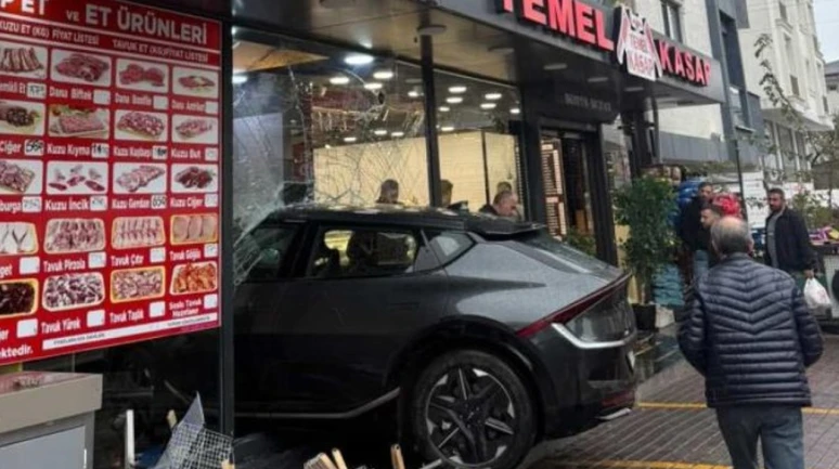 Kocaeli'de kontrolden çıkan araç şarküteriye daldı