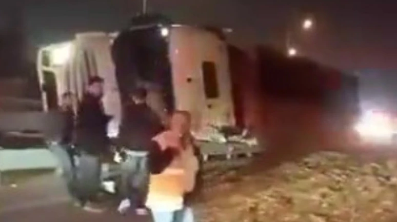 Kocaeli'de yonga yüklü tır devrildi